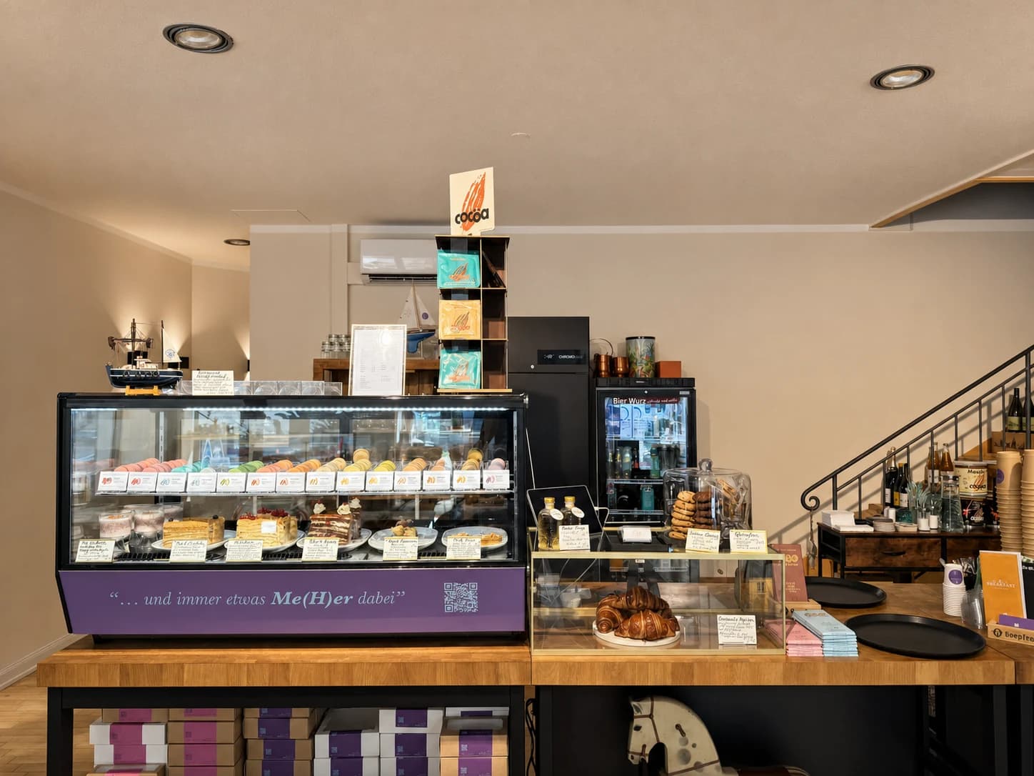 Verkaufstheke mit gefüllter Vitrine und violetten Markendetails