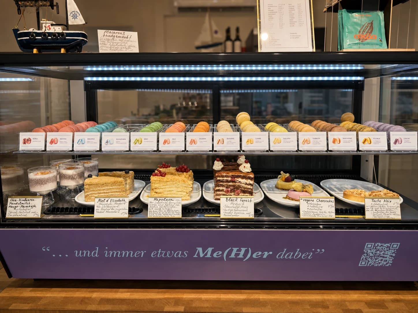 Vitrine von Macarons Bay mit Macarons und feinen Törtchen